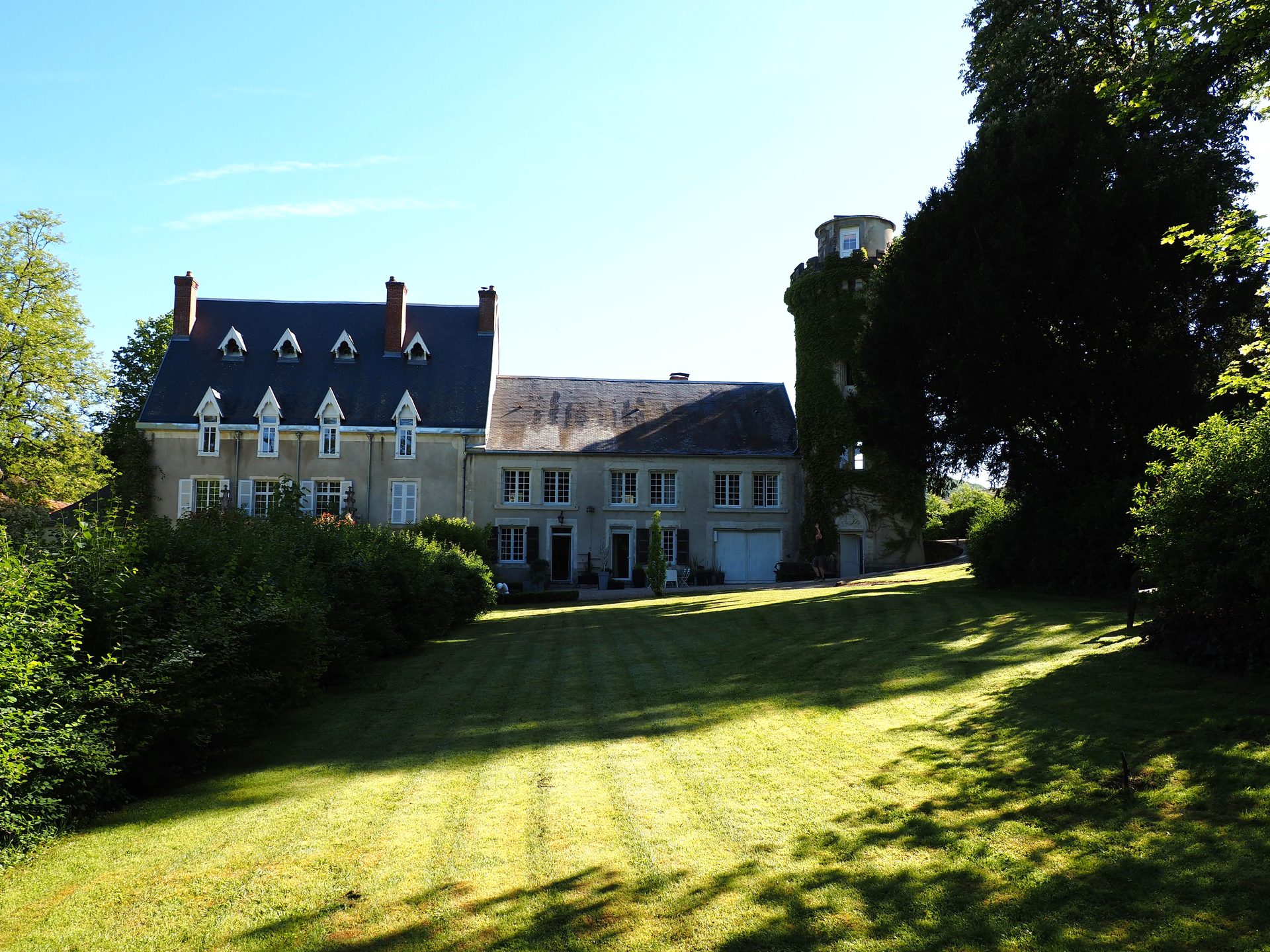 Le manoir et sa pelouse