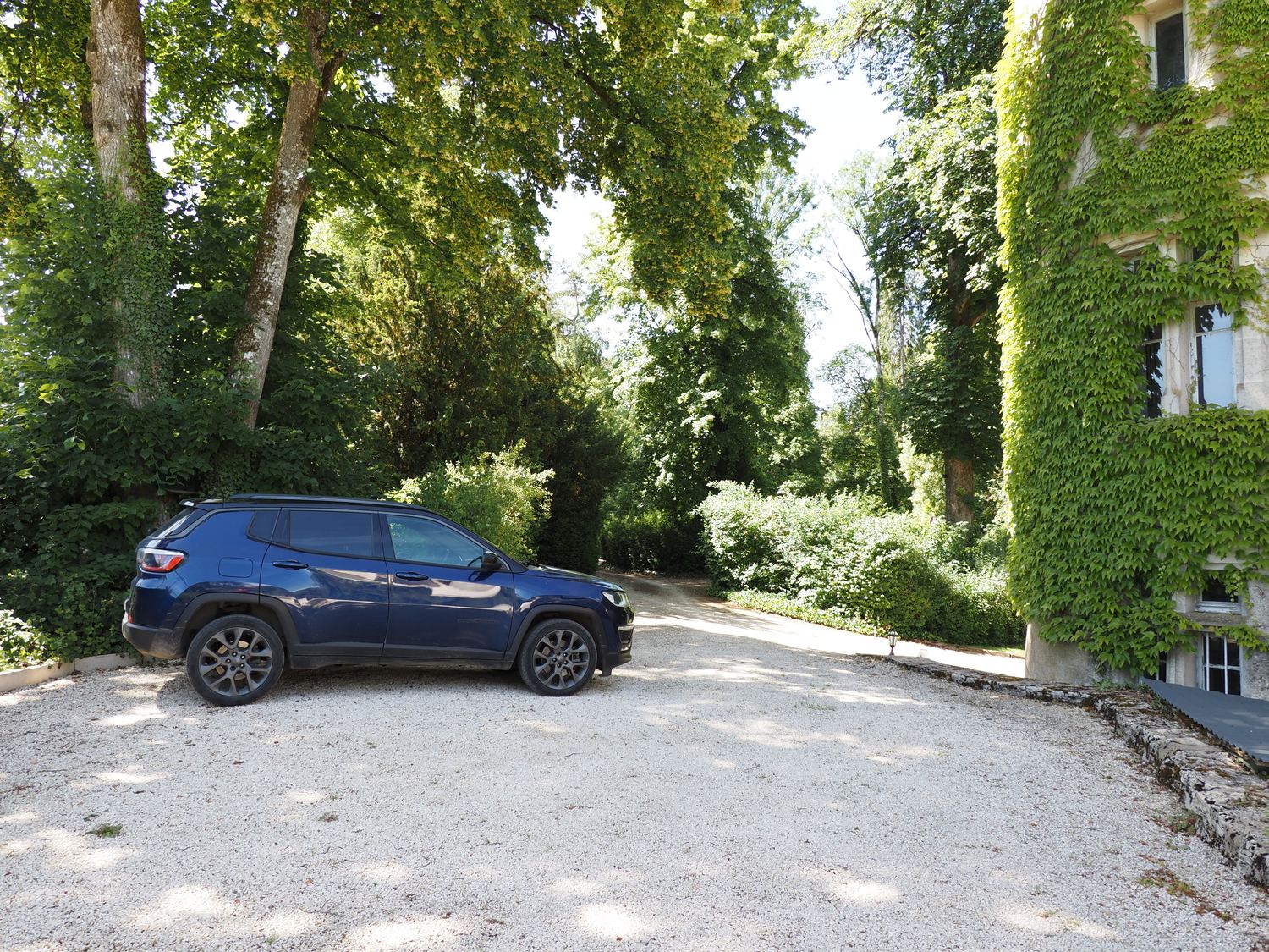 Parking privé dans la cour