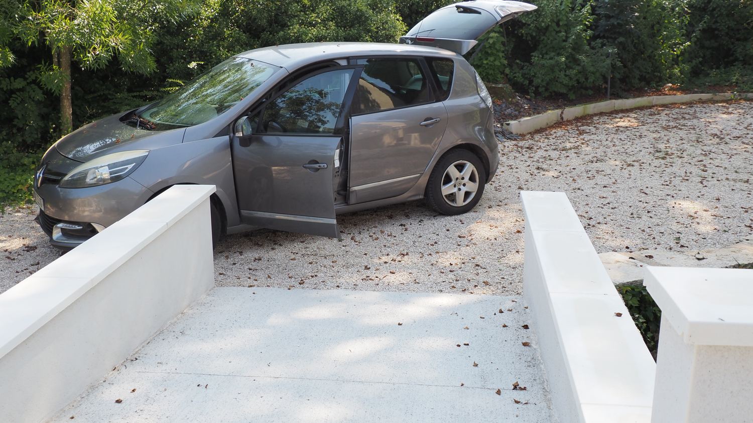 Rampe d'accès PMR et parking